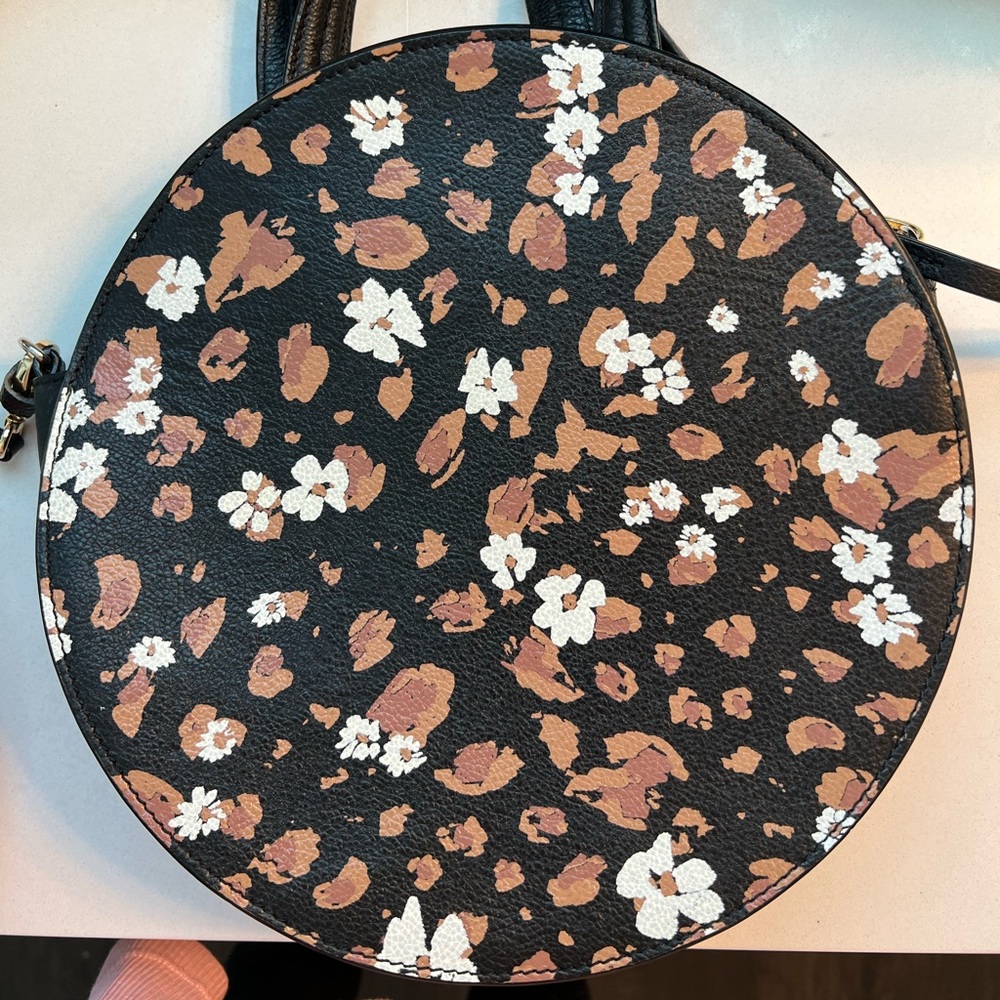 Love this design! Circle Anthro purse, great condition.